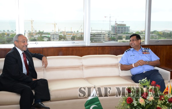 The High Commissioner of Pakistan Calls on the Commander