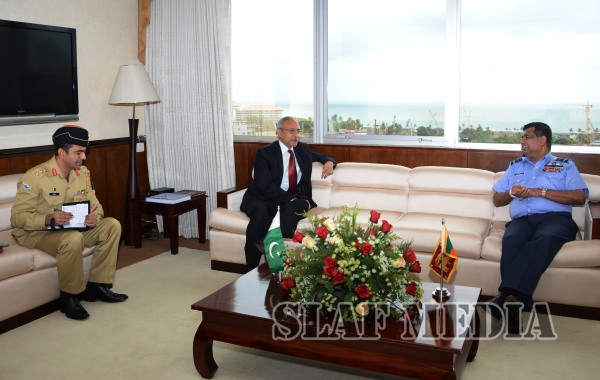 The High Commissioner of Pakistan Calls on the Commander