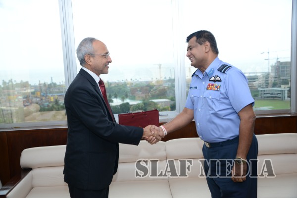 The High Commissioner of Pakistan Calls on the Commander