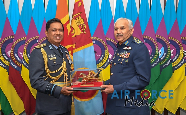CHIEF OF AIR STAFF OF THE PAKISTAN AIR FORCE CALLS ON THE
COMMANDER OF THE SRI LANKA AIR FORCE, SECRETARY TO THE MINISTRY OF DE