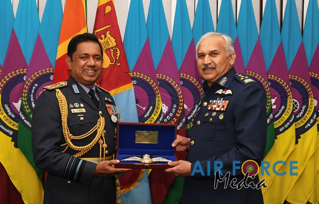 CHIEF OF AIR STAFF OF THE PAKISTAN AIR FORCE CALLS ON THE
COMMANDER OF THE SRI LANKA AIR FORCE, SECRETARY TO THE MINISTRY OF DE