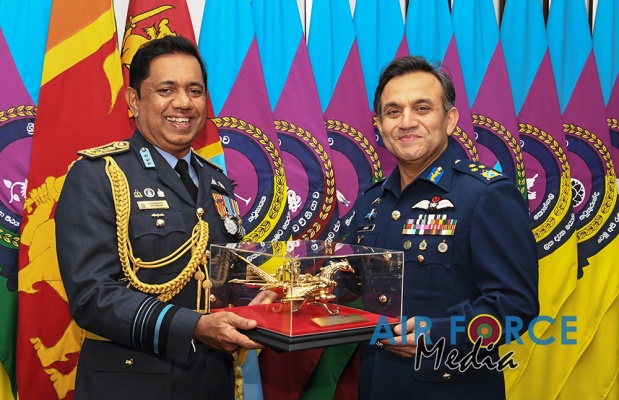 CHIEF OF AIR STAFF OF THE PAKISTAN AIR FORCE CALLS ON THE
COMMANDER OF THE SRI LANKA AIR FORCE, SECRETARY TO THE MINISTRY OF DE
