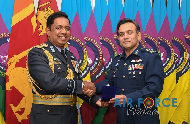 CHIEF OF AIR STAFF OF THE PAKISTAN AIR FORCE CALLS ON THE
COMMANDER OF THE SRI LANKA AIR FORCE, SECRETARY TO THE MINISTRY OF DE