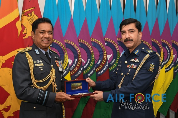CHIEF OF AIR STAFF OF THE PAKISTAN AIR FORCE CALLS ON THE
COMMANDER OF THE SRI LANKA AIR FORCE, SECRETARY TO THE MINISTRY OF DE