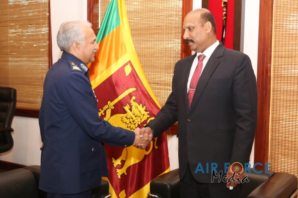 CHIEF OF AIR STAFF OF THE PAKISTAN AIR FORCE CALLS ON THE
COMMANDER OF THE SRI LANKA AIR FORCE, SECRETARY TO THE MINISTRY OF DE