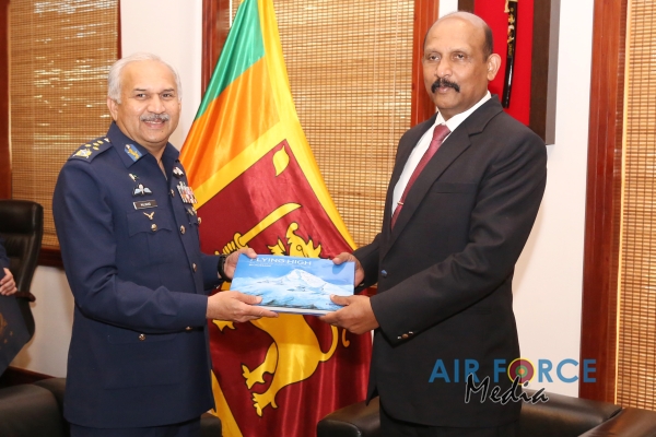 CHIEF OF AIR STAFF OF THE PAKISTAN AIR FORCE CALLS ON THE
COMMANDER OF THE SRI LANKA AIR FORCE, SECRETARY TO THE MINISTRY OF DE