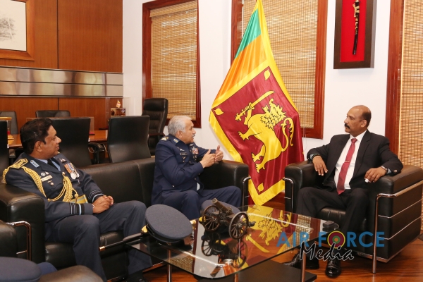CHIEF OF AIR STAFF OF THE PAKISTAN AIR FORCE CALLS ON THE
COMMANDER OF THE SRI LANKA AIR FORCE, SECRETARY TO THE MINISTRY OF DE
