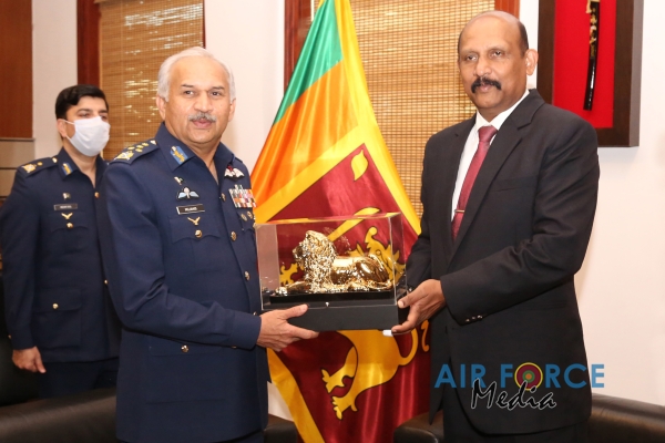 CHIEF OF AIR STAFF OF THE PAKISTAN AIR FORCE CALLS ON THE
COMMANDER OF THE SRI LANKA AIR FORCE, SECRETARY TO THE MINISTRY OF DE