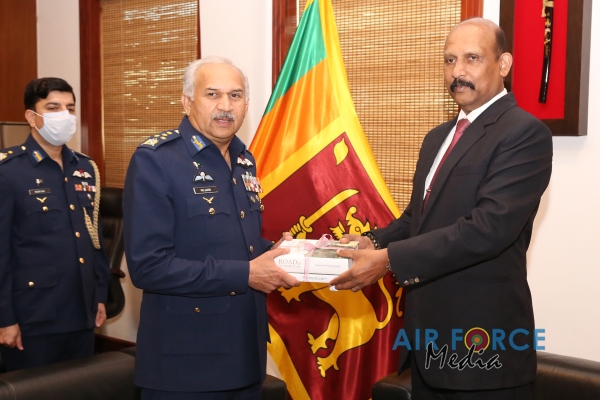 CHIEF OF AIR STAFF OF THE PAKISTAN AIR FORCE CALLS ON THE
COMMANDER OF THE SRI LANKA AIR FORCE, SECRETARY TO THE MINISTRY OF DE