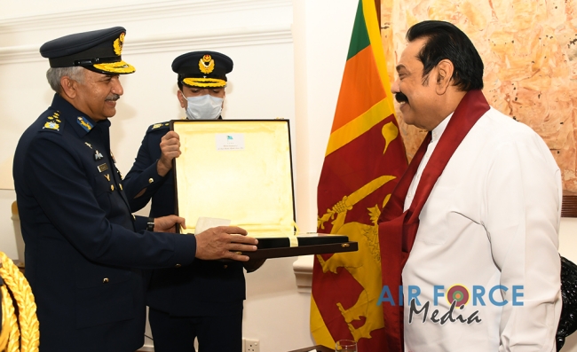 CHIEF OF AIR STAFF OF THE PAKISTAN AIR FORCE CALLS ON THE
COMMANDER OF THE SRI LANKA AIR FORCE, SECRETARY TO THE MINISTRY OF DE