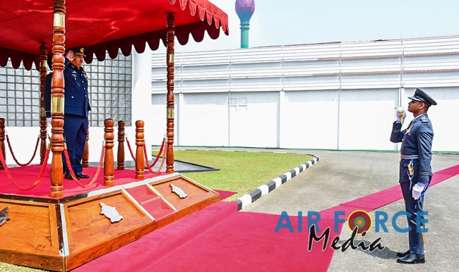 CHIEF OF AIR STAFF OF THE PAKISTAN AIR FORCE CALLS ON THE
COMMANDER OF THE SRI LANKA AIR FORCE, SECRETARY TO THE MINISTRY OF DE