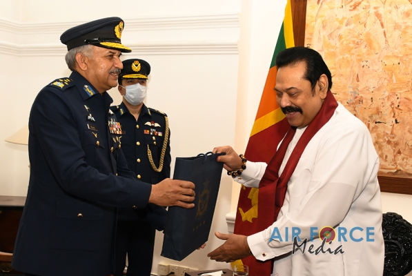 CHIEF OF AIR STAFF OF THE PAKISTAN AIR FORCE CALLS ON THE
COMMANDER OF THE SRI LANKA AIR FORCE, SECRETARY TO THE MINISTRY OF DE