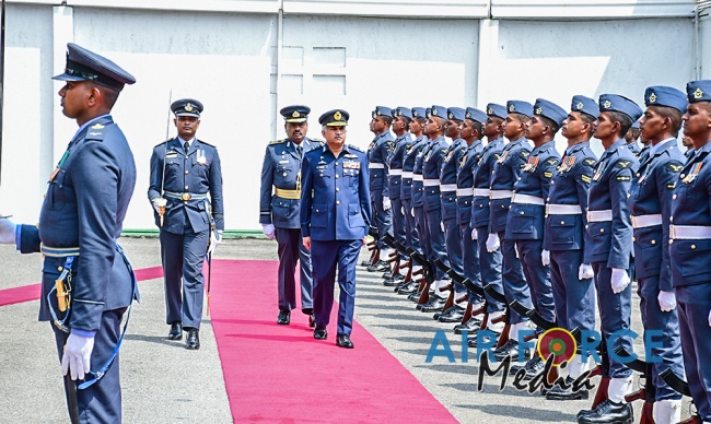 CHIEF OF AIR STAFF OF THE PAKISTAN AIR FORCE CALLS ON THE
COMMANDER OF THE SRI LANKA AIR FORCE, SECRETARY TO THE MINISTRY OF DE