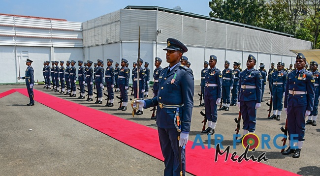 CHIEF OF AIR STAFF OF THE PAKISTAN AIR FORCE CALLS ON THE
COMMANDER OF THE SRI LANKA AIR FORCE, SECRETARY TO THE MINISTRY OF DE