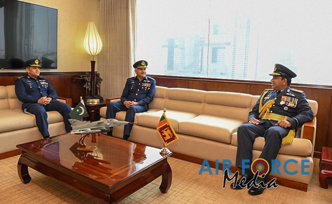 CHIEF OF AIR STAFF OF THE PAKISTAN AIR FORCE CALLS ON THE
COMMANDER OF THE SRI LANKA AIR FORCE, SECRETARY TO THE MINISTRY OF DE