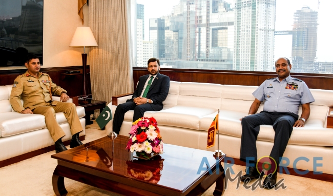 Pakistan High Commissioner Calls on Commander