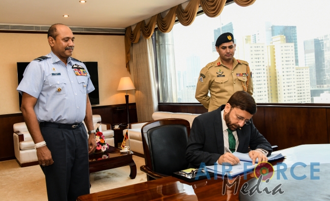 Pakistan High Commissioner Calls on Commander