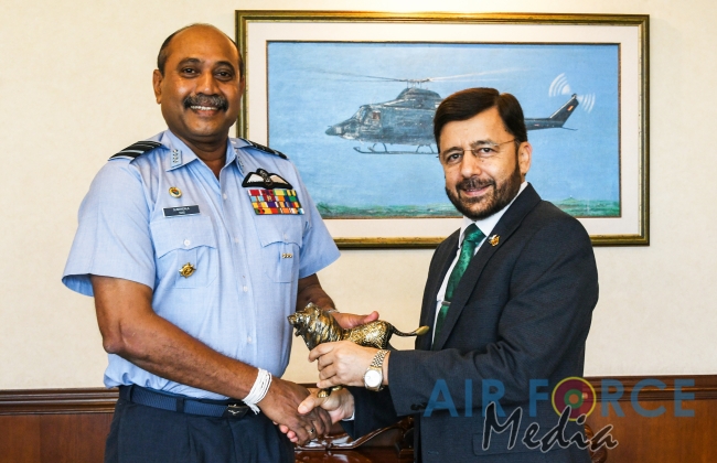 Pakistan High Commissioner Calls on Commander