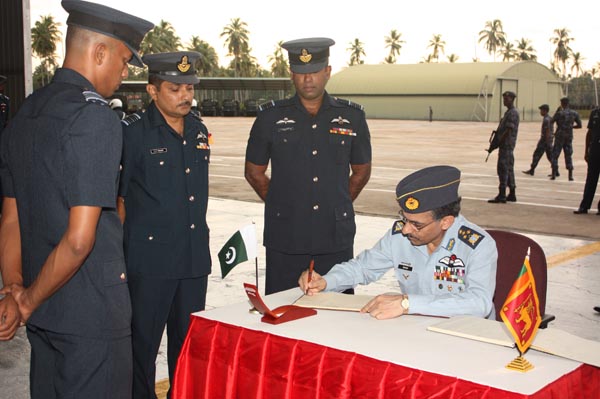 The Visiting Air Chief Visits Jet Squadrons The Visiting Air Chief Visits Jet Squadrons