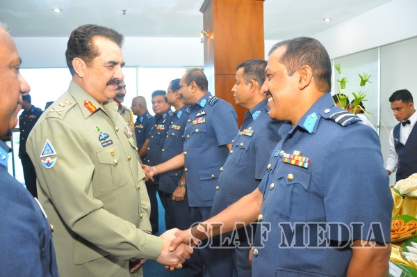 Army Chief of Pakistan Visits SLAF