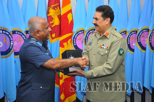 Army Chief of Pakistan Visits SLAF