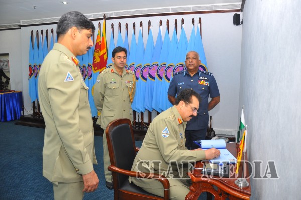 Army Chief of Pakistan Visits SLAF