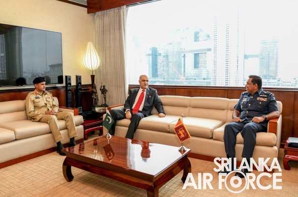 PAKISTAN HIGH COMMISIONER CALLS ON COMMANDER