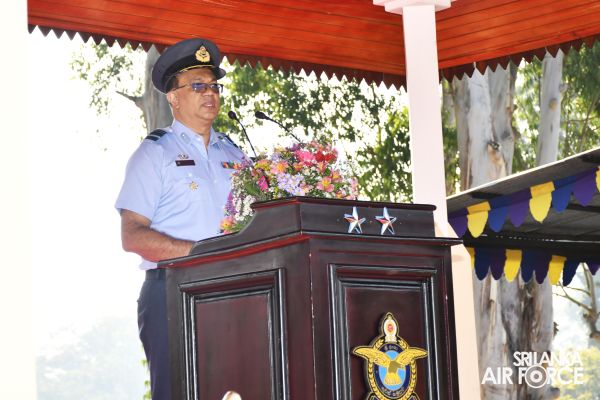 COURSE NO.76 STUDENT OFFICERS RECEIVE THE COMMISSION