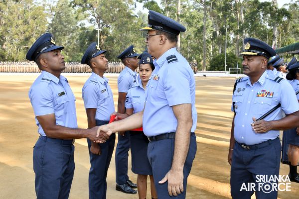 COURSE NO.76 STUDENT OFFICERS RECEIVE THE COMMISSION