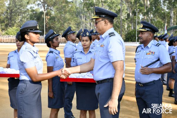 COURSE NO.76 STUDENT OFFICERS RECEIVE THE COMMISSION