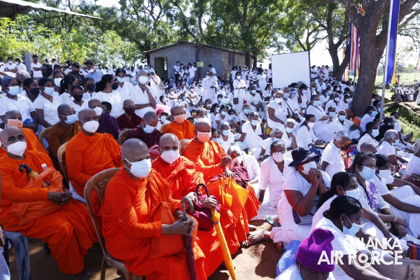 PERIPHERAL 28 BUDDHA STATUES UNVEILED AT SANDAHIRU SEYA AND SACRED RELICS DEPOSITED AT DEEGAWAPIYA STUPA