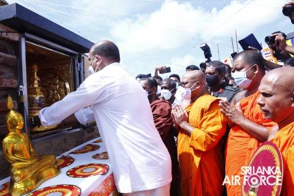 PERIPHERAL 28 BUDDHA STATUES UNVEILED AT SANDAHIRU SEYA AND SACRED RELICS DEPOSITED AT DEEGAWAPIYA STUPA