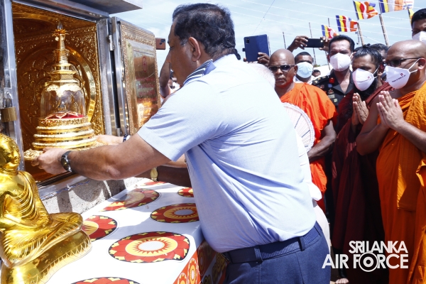 PERIPHERAL 28 BUDDHA STATUES UNVEILED AT SANDAHIRU SEYA AND SACRED RELICS DEPOSITED AT DEEGAWAPIYA STUPA
