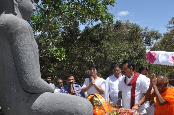 Unveiling of Buddha Statue by H.E. the President at Sithul Pauwa
Raja Maha Viharaya
