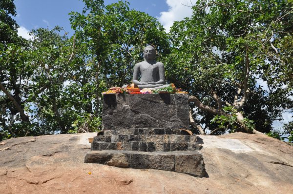 Unveiling of Buddha Statue by H.E. the President at Sithul Pauwa
Raja Maha Viharaya
