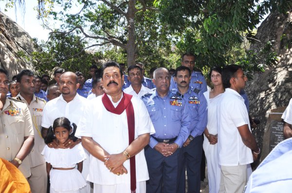 Unveiling of Buddha Statue by H.E. the President at Sithul Pauwa
Raja Maha Viharaya