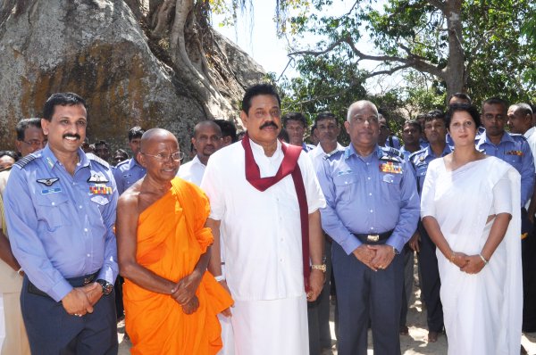 Unveiling of Buddha Statue by H.E. the President at Sithul Pauwa
Raja Maha Viharaya