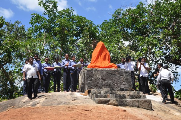 Unveiling
of Buddha Statue by H.E. the President at Sithul Pauwa Raja Maha
Viharaya