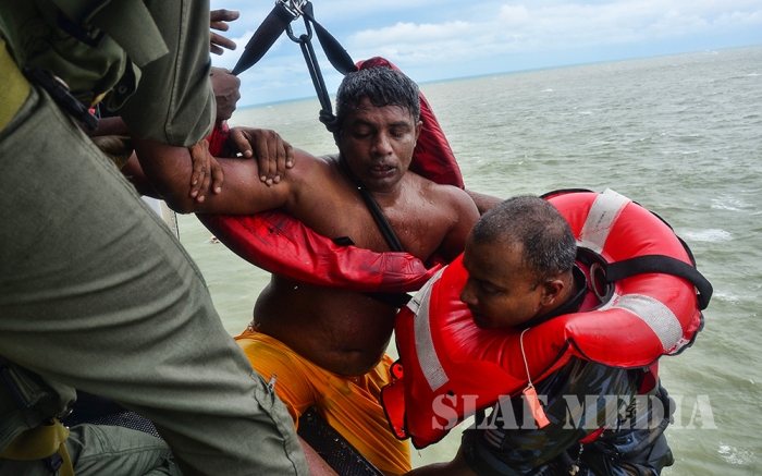 SLAF Rescued Capsized Fishermen in Negombo Pitipana Sea