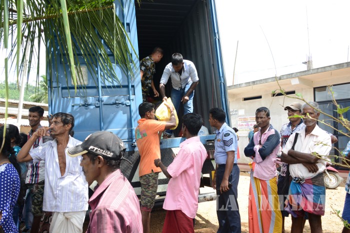 SLAF Seva Vanitha Unit Distributes Flood Relief Goods