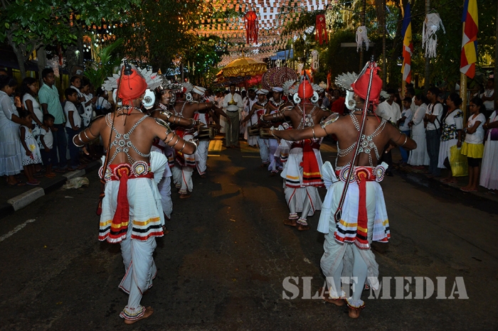 Commander of SLAF Switches On Lights at the Gangarama Vesak Kalapaya