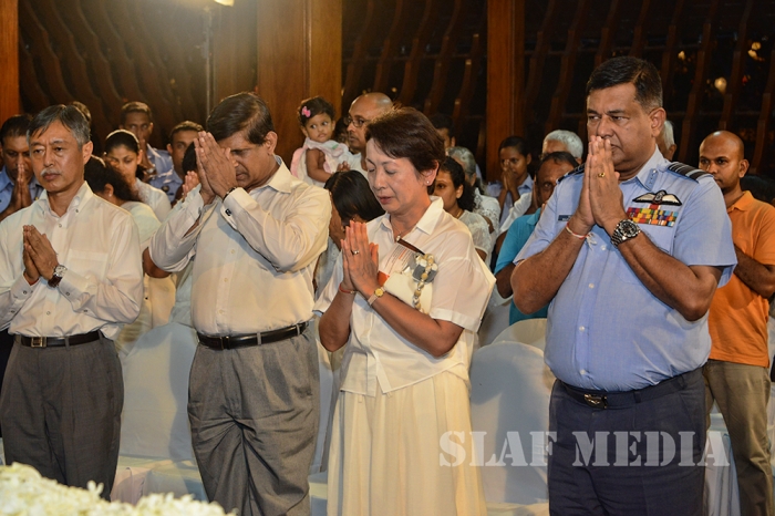 Commander of SLAF Switches On Lights at the Gangarama Vesak Kalapaya