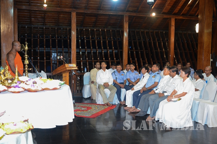 Commander of SLAF Switches On Lights at the Gangarama Vesak Kalapaya