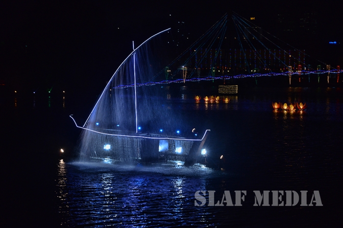 Commander of SLAF Switches On Lights at the Gangarama Vesak Kalapaya