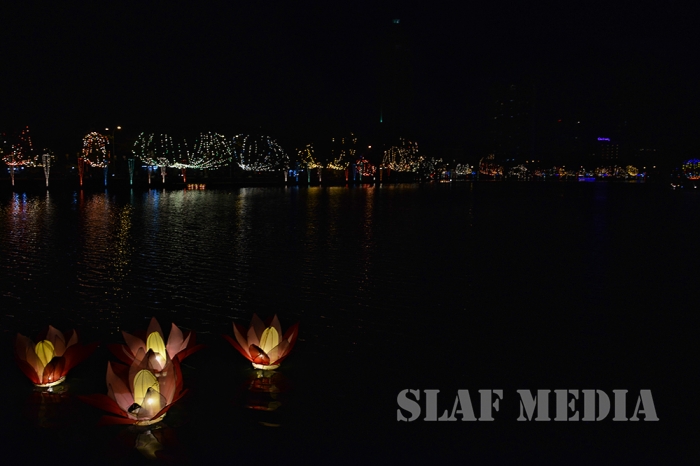 Commander of SLAF Switches On Lights at the Gangarama Vesak Kalapaya