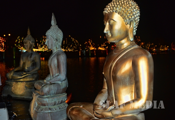 Commander of SLAF Switches On Lights at the Gangarama Vesak Kalapaya