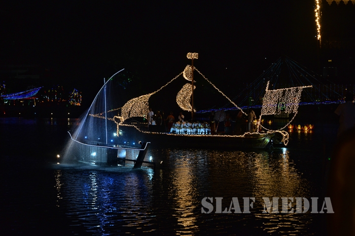 Commander of SLAF Switches On Lights at the Gangarama Vesak Kalapaya