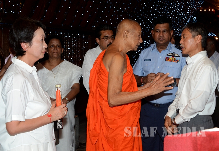 Commander of SLAF Switches On Lights at the Gangarama Vesak Kalapaya