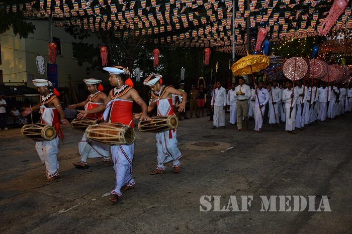 Commander of SLAF Switches On Lights at the Gangarama Vesak Kalapaya