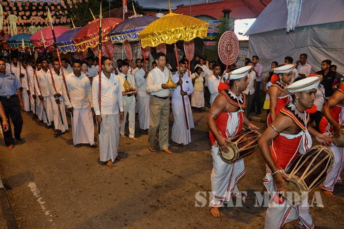 Commander of SLAF Switches On Lights at the Gangarama Vesak Kalapaya